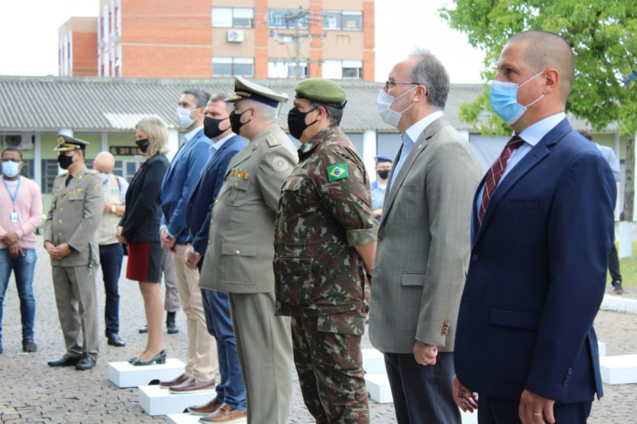 Reitor e professores da UCPel recebem Comenda do 4° Batalhão de Polícia Militar