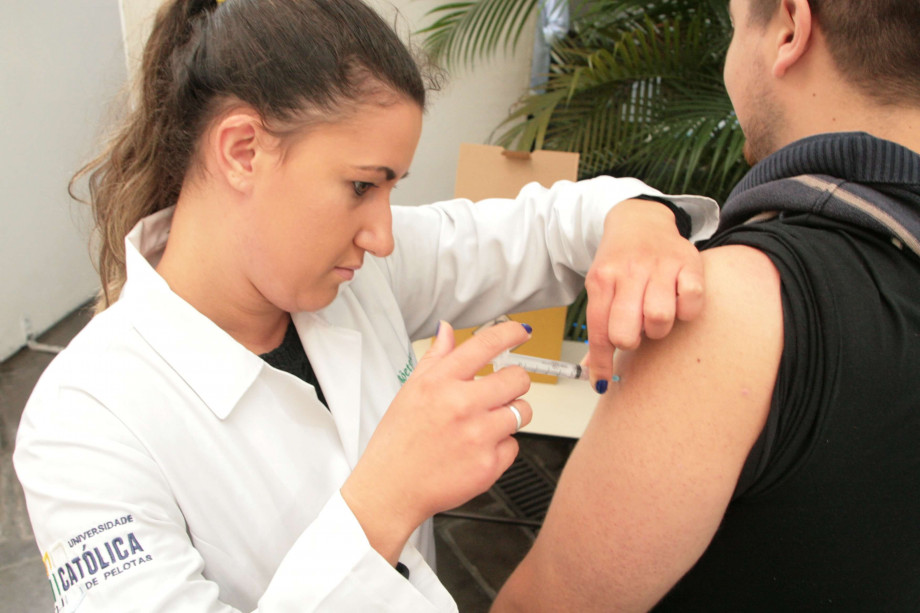 Enfermagem da UCPel vacina contra gripe em 15 de maio