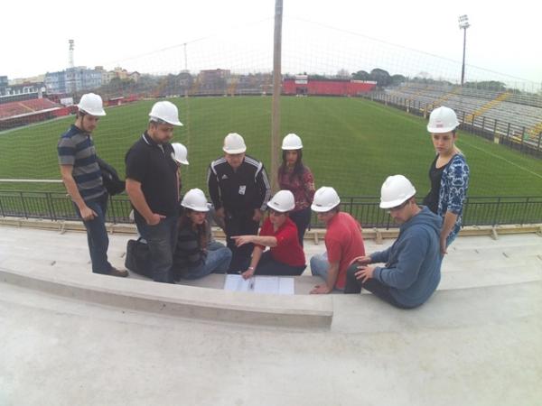 Alunos da Engenharia Civil da UCPel visitam obra do Estádio Bento Freitas