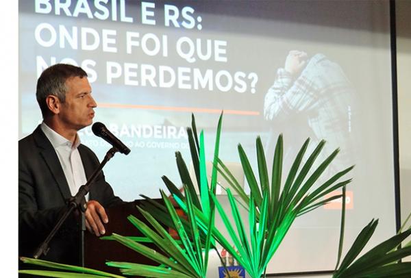 Mateus Bandeira apresenta sua visão política em evento na UCPel