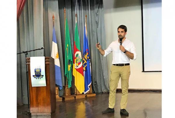 Eduardo Leite defende modernização da gestão pública em evento na UCPel