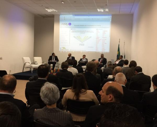 Reitor Bachettini participa de Assembleia da ABRUC em Brasília para discutir o FIES