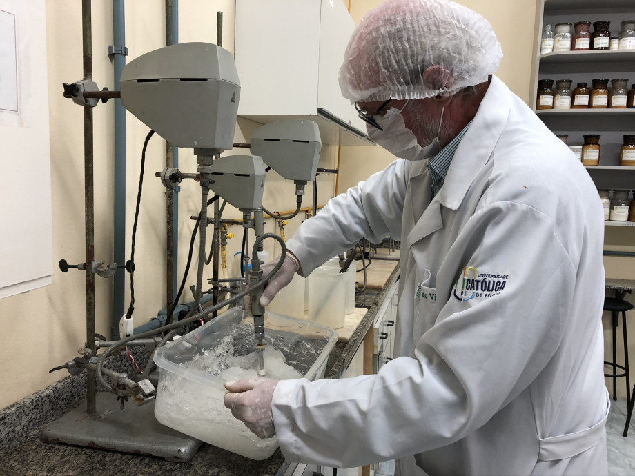 UCPel produz 150 litros de álcool gel em um dia