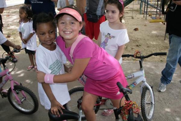 Crianças do Lar São Luiz Gonzaga ganham presentes no Parque Tênis