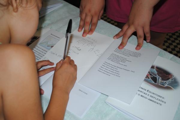 Alunos da Escola Joaquim Assumpção lançam livro sob orientação do Pibid
