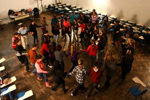 Acadêmicos de Pedagogia abordam dança como estratégia educativa