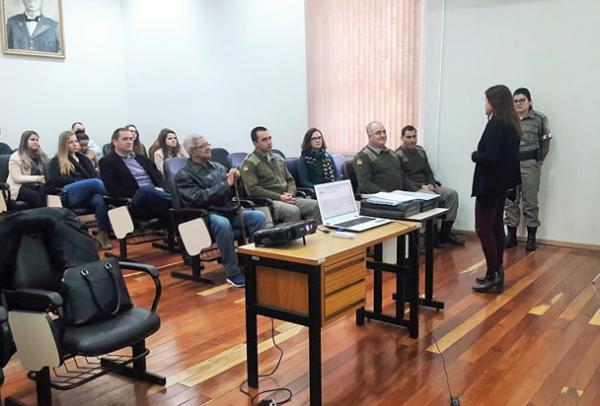 Acadêmicos da UCPel entregam diagnóstico situacional do prédio da Brigada Militar