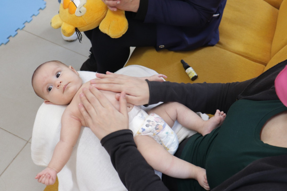 Projeto do curso de Medicina oferece massagem para bebês